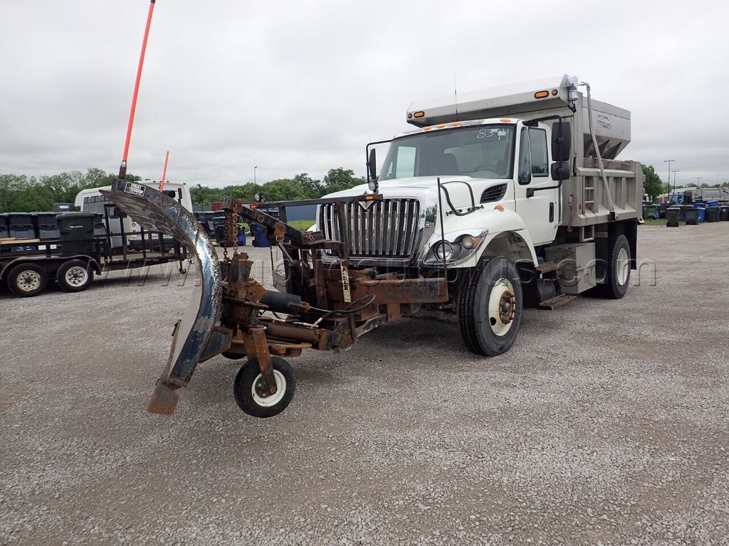 2016 International 7400 Dump Truck — photo 1