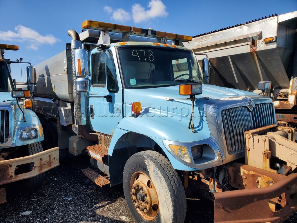 2004 INTERNATIONAL DUMP TRUCK — photo 1