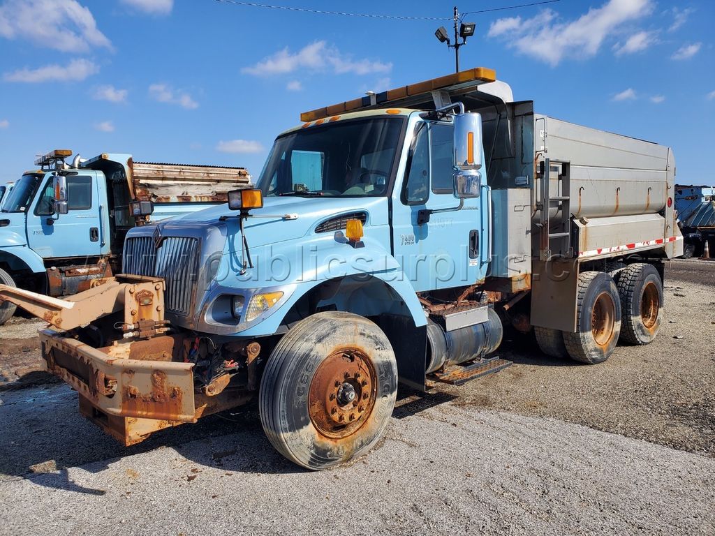 2004 INTERNATIONAL DUMP TRUCK — photo 1