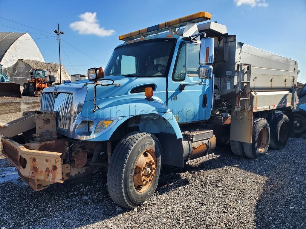 2004 INTERNATIONAL DUMP TRUCK — photo 1