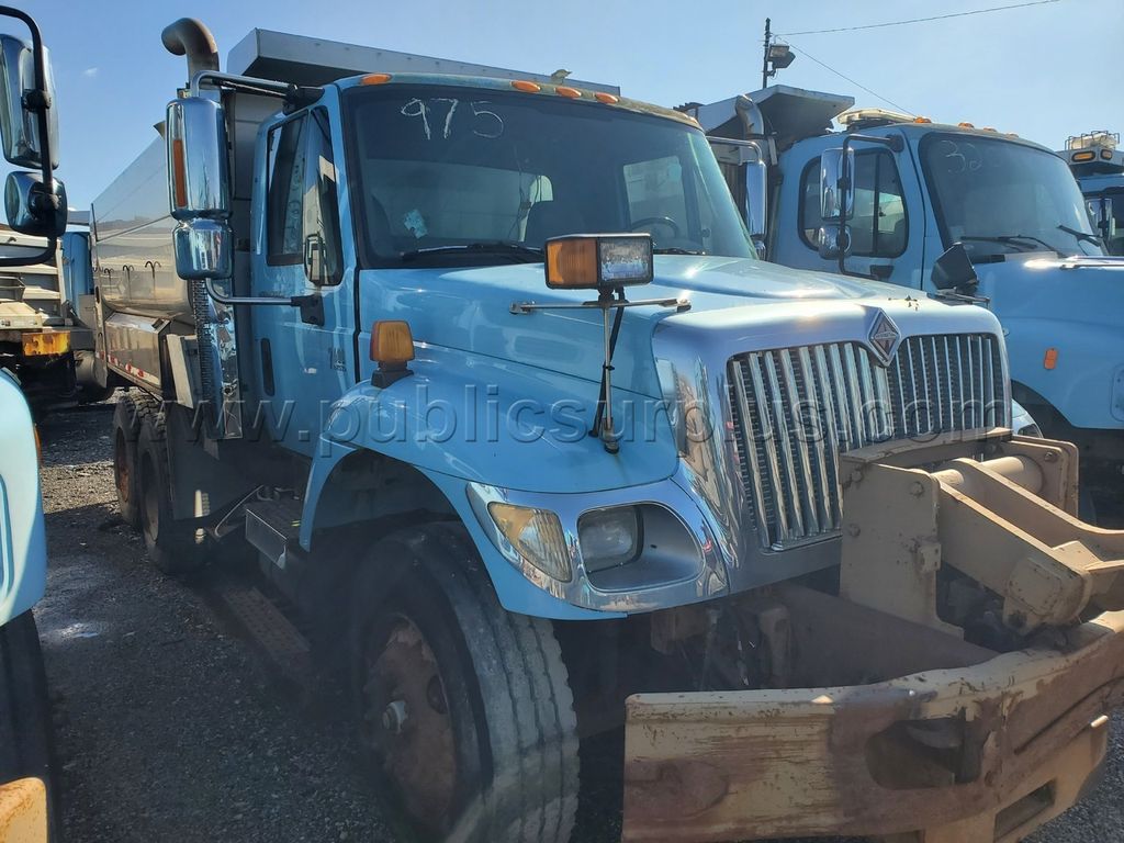 2004 INTERNATIONAL DUMP TRUCK — photo 1