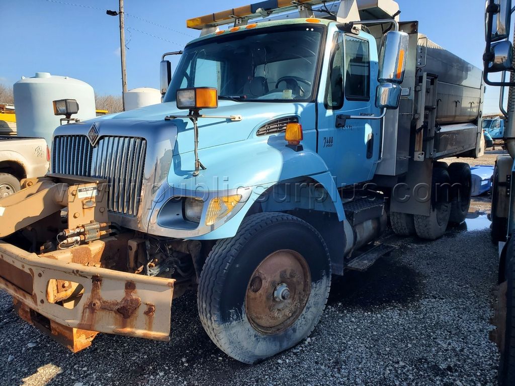 2004 INTERNATIONAL DUMP TRUCK — photo 1