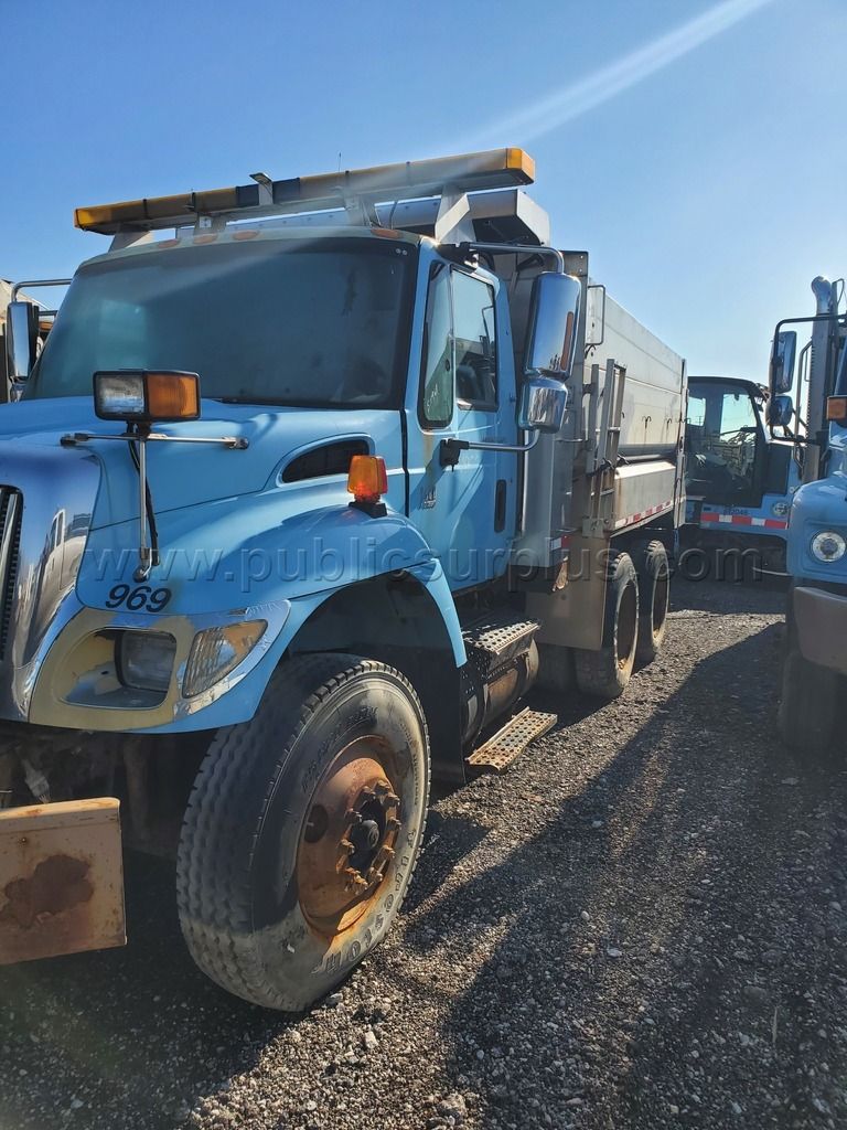 2004 INTERNATIONAL DUMP TRUCK - photo 1