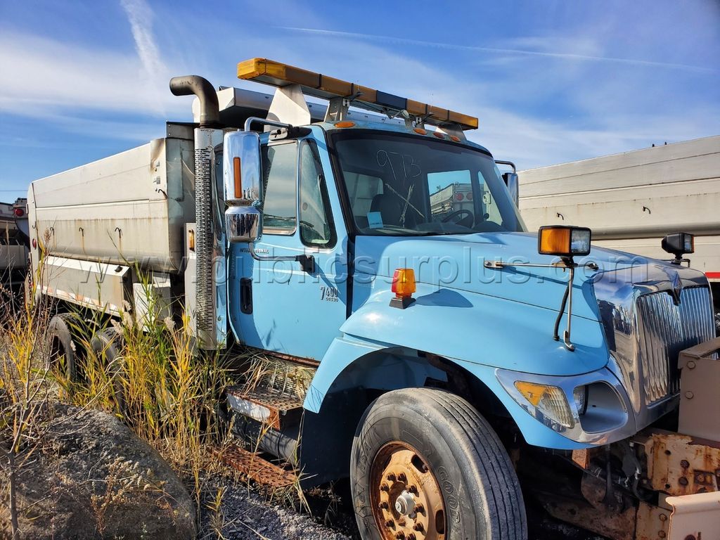 2004 INTERNATIONAL DUMP TRUCK — photo 1