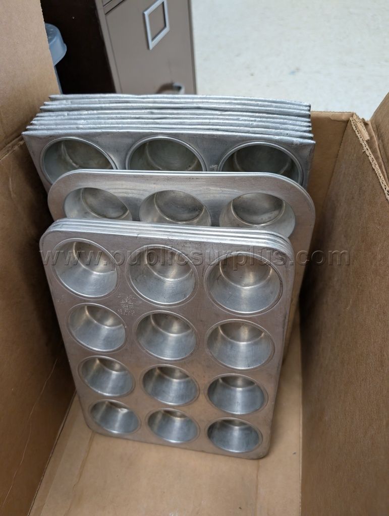 Muffin Tins - Lot of 14 — photo 1