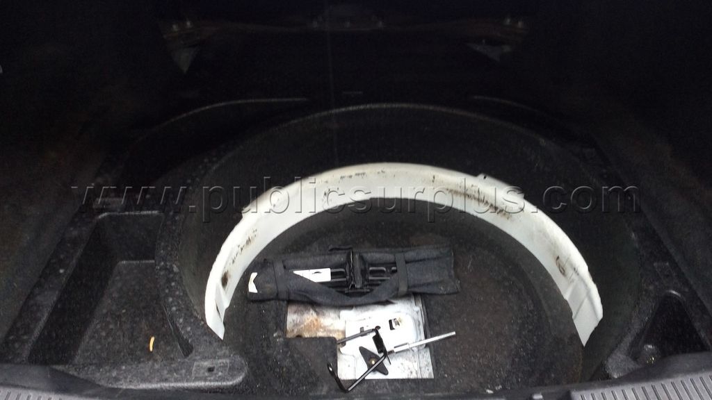 2014 White Ford Taurus — photo 1