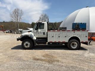 2005 International 7300 4x4 Service Bed