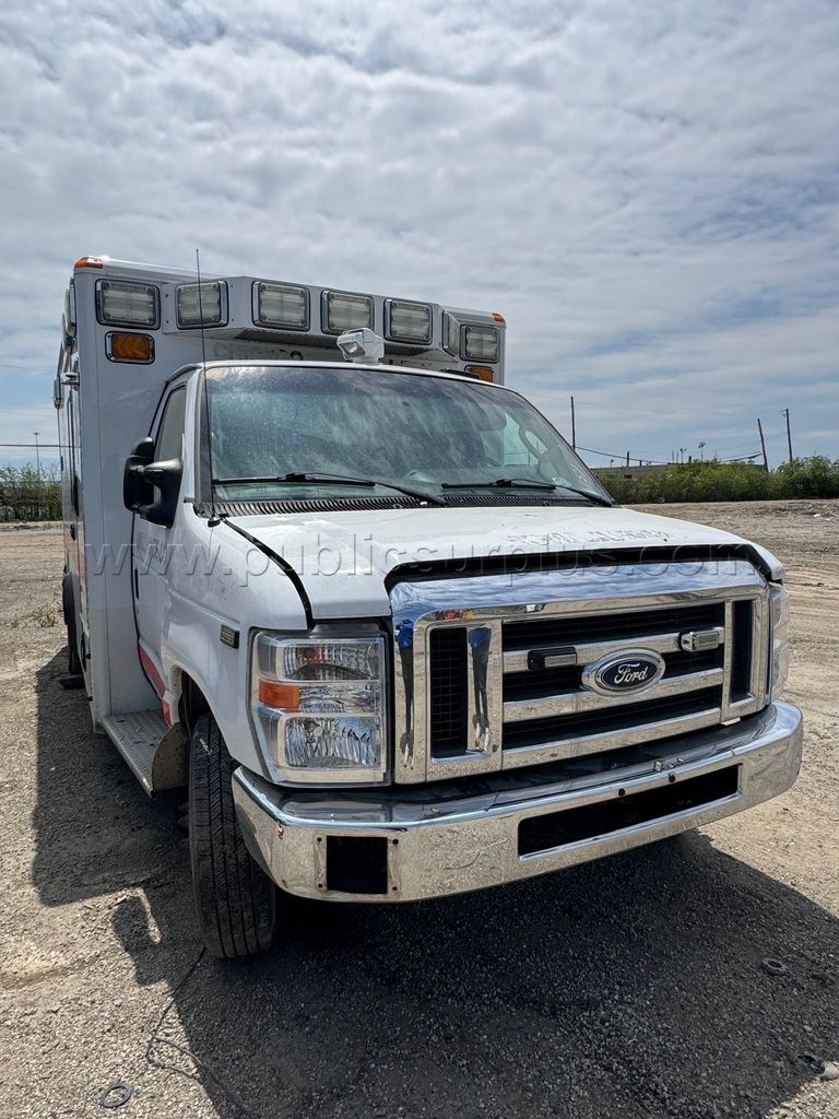 2013 FORD E450 AMBULANCE — photo 1