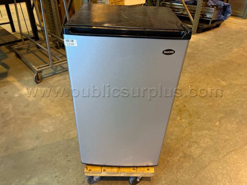 Sanyo Mini Fridge — photo 1