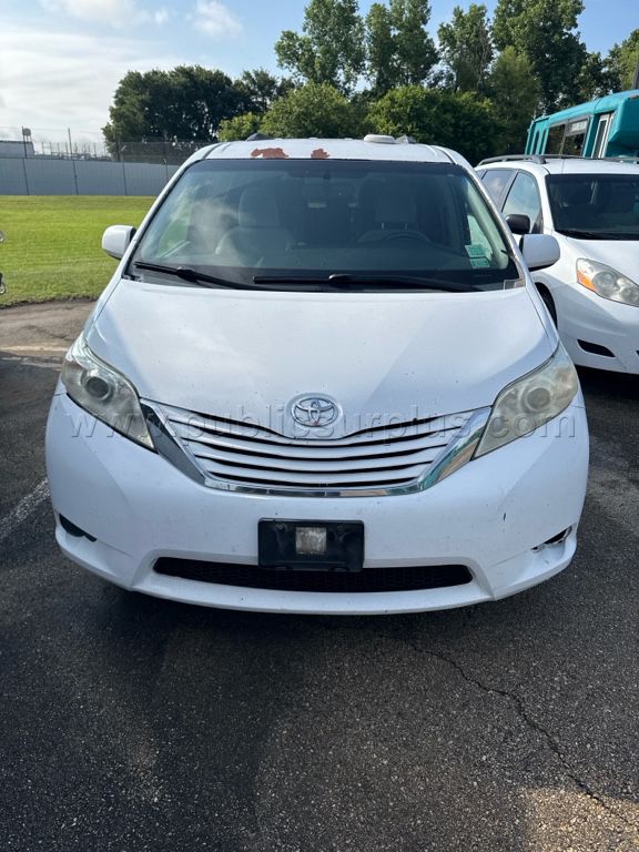 UNIT M306 - 2015 TOYOTA SIENNA 5TDKK3DC8FS535317 — photo 1