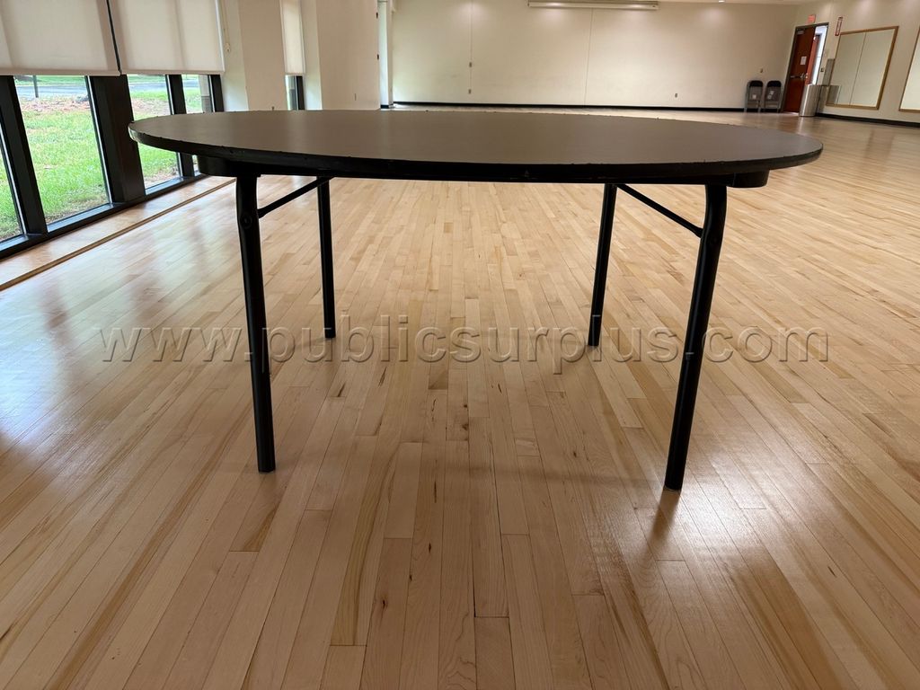 25 round folding tables, 5-ft diameter — photo 1