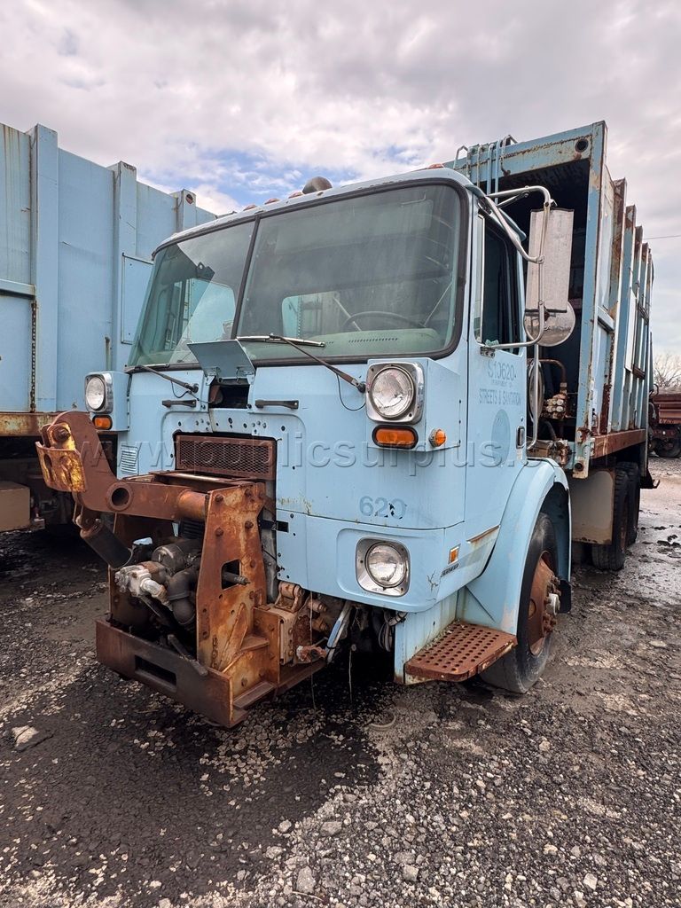 1996 VOLVO GARBAGE TRUCK — photo 1