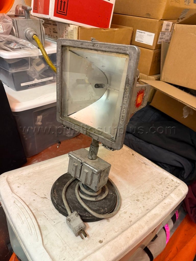 500 Watt Halogen Work Light on Stand — photo 1