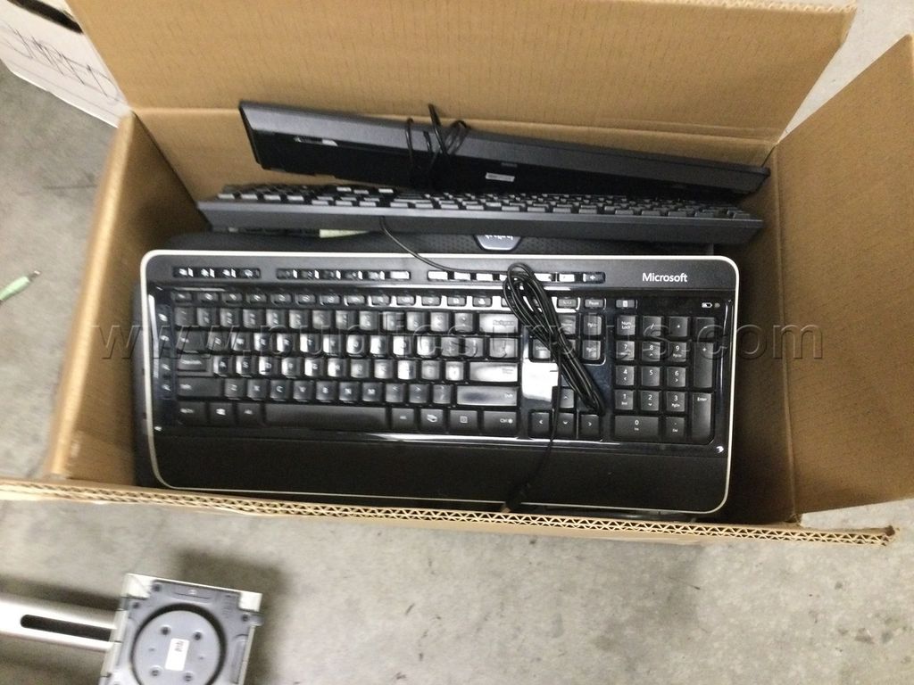 LOT OF KEYBOARDS - SOLD AS IS - 632 — photo 1