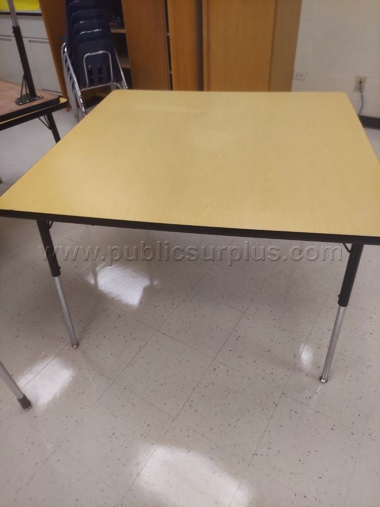 LARGE SQUARE TABLES — photo 1