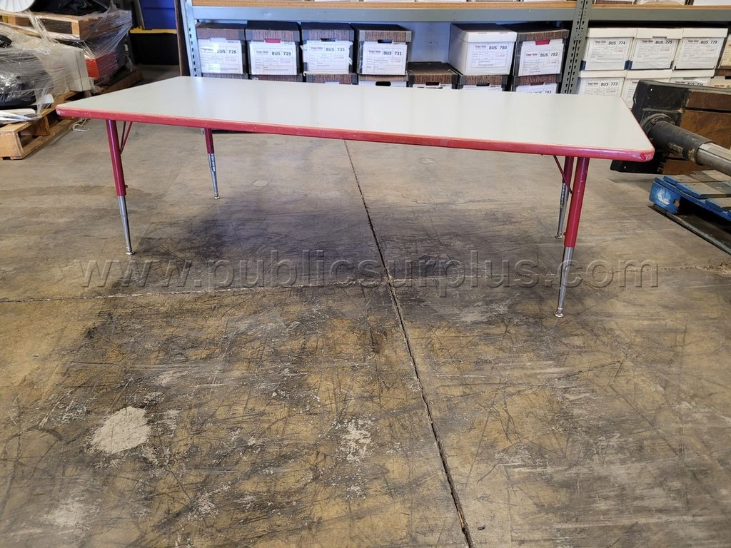 KIDS TABLE — photo 1