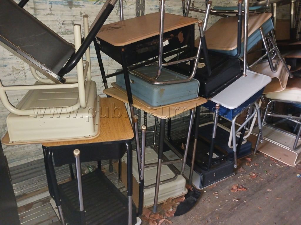 25 open student desks — photo 1