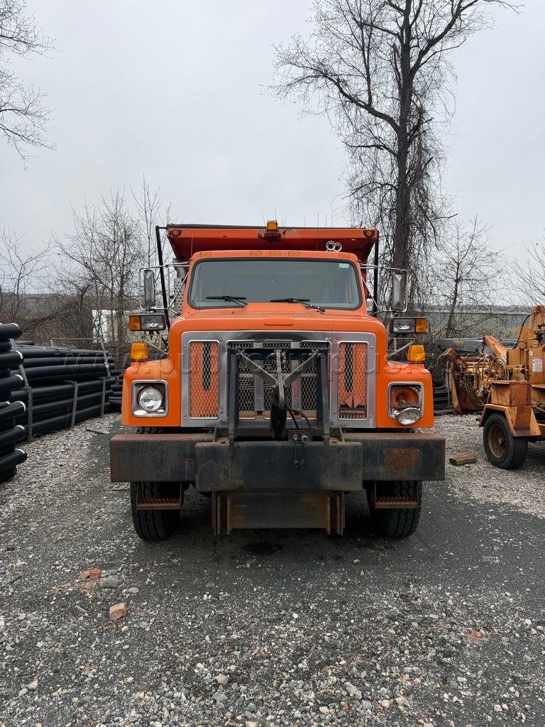 2002 IHC 2574 4X2 PLOW TRUCK — photo 1