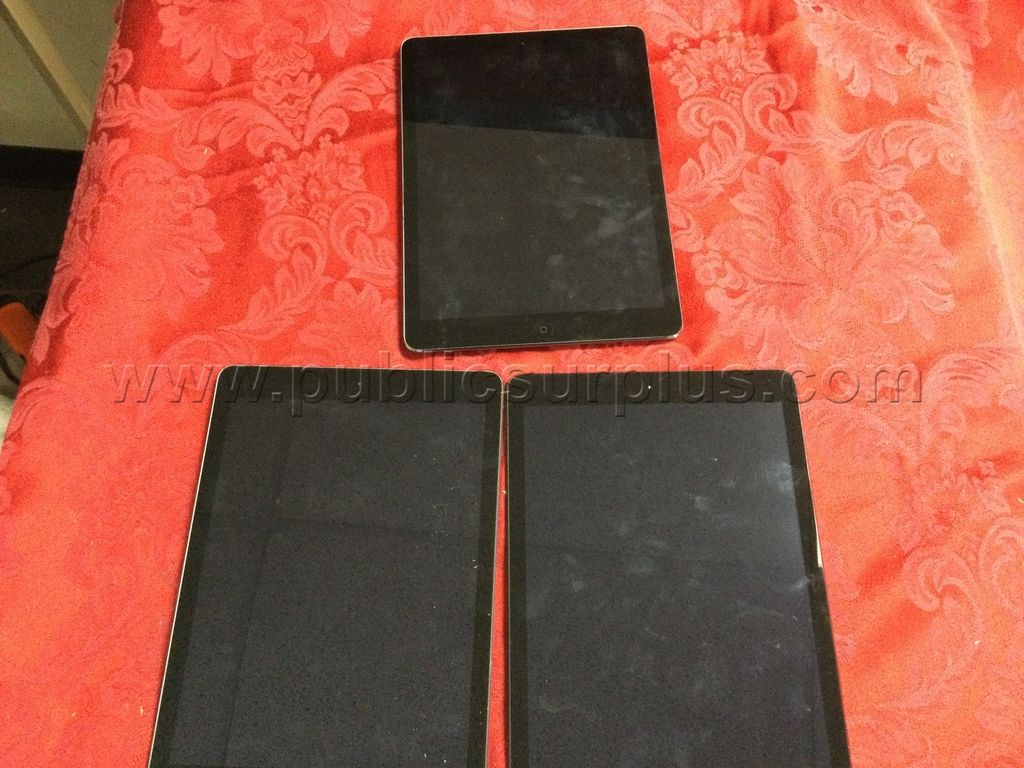 LOT OF (3) APPLE IPADS - SOLD AS IS - 642 — photo 1