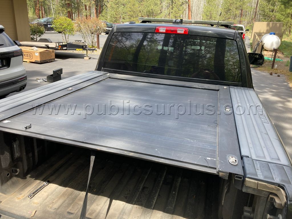 Full Metal brand retractable truck bed cover — photo 1