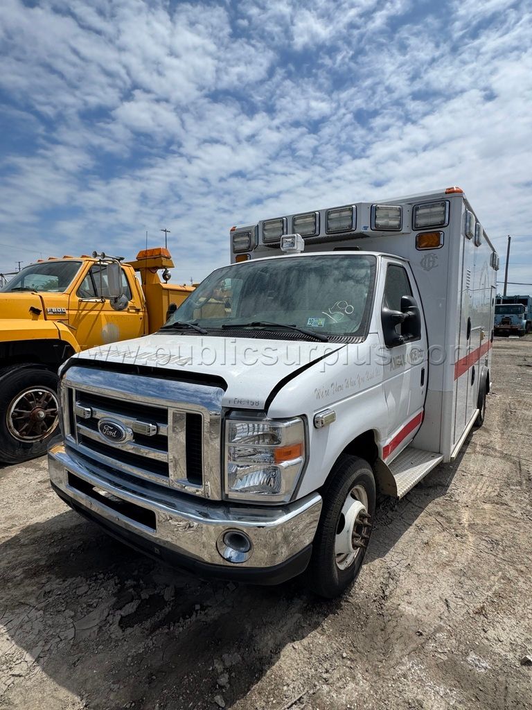 2013 FORD E450 AMBULANCE — photo 1