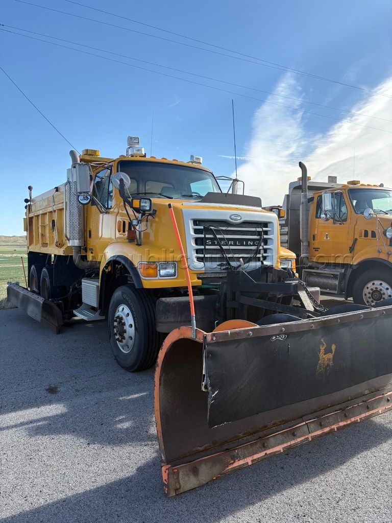 2007 STERLING LT9500 WITH SPREADER, PLOW AND WINGPLOW — photo 1