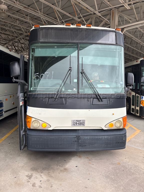 2009 MCI HYBRID/ELECTRIC BUS (UNIT 5071) — photo 1