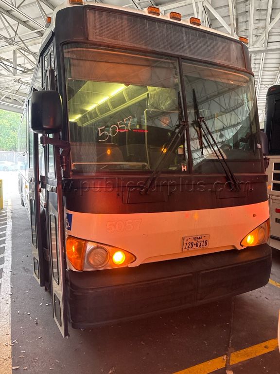 2009 MCI HYBRID/ELECTRIC BUS (UNIT 5057) — photo 1