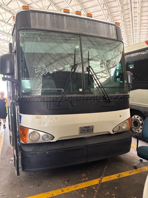 2009 MCI HYBRID/ELECTRIC BUS (UNIT 5061) — photo 1