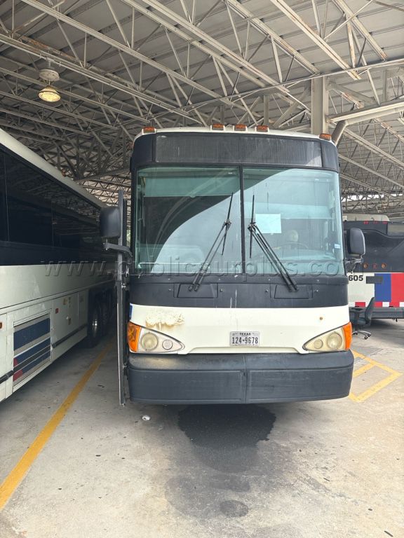 2009 MCI HYBRID/ELECTRIC BUS (UNIT 5062) BROKEN DRIVER'S SIDE FRONT WINDOW — photo 1