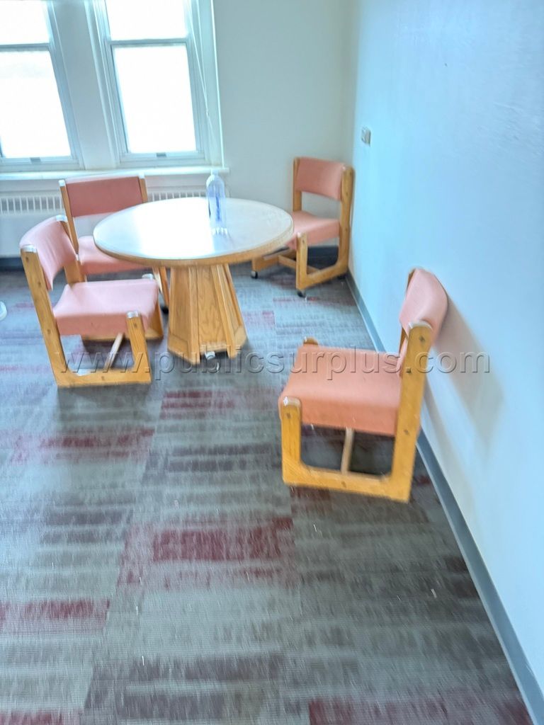 Table and chairs — photo 1