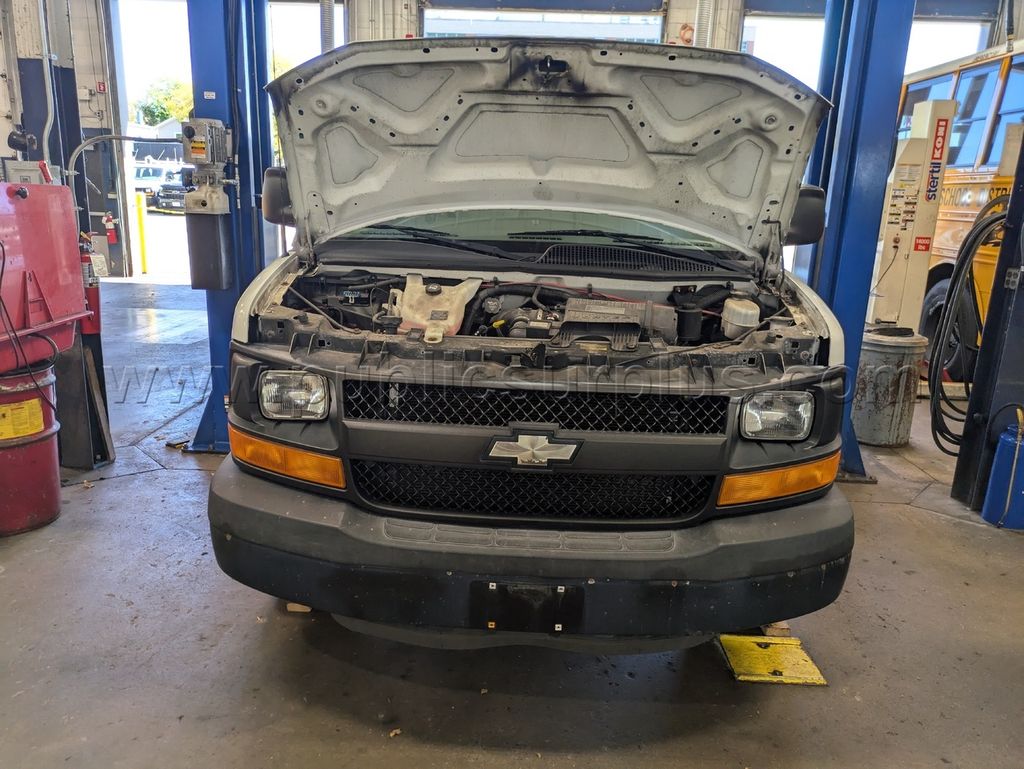 2010 Chevy G1500 Express AWD (CA502) — photo 1
