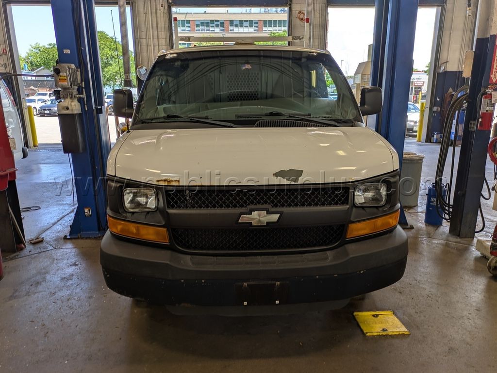 2010 Chevy G1500 Express AWD (CA506) — photo 1