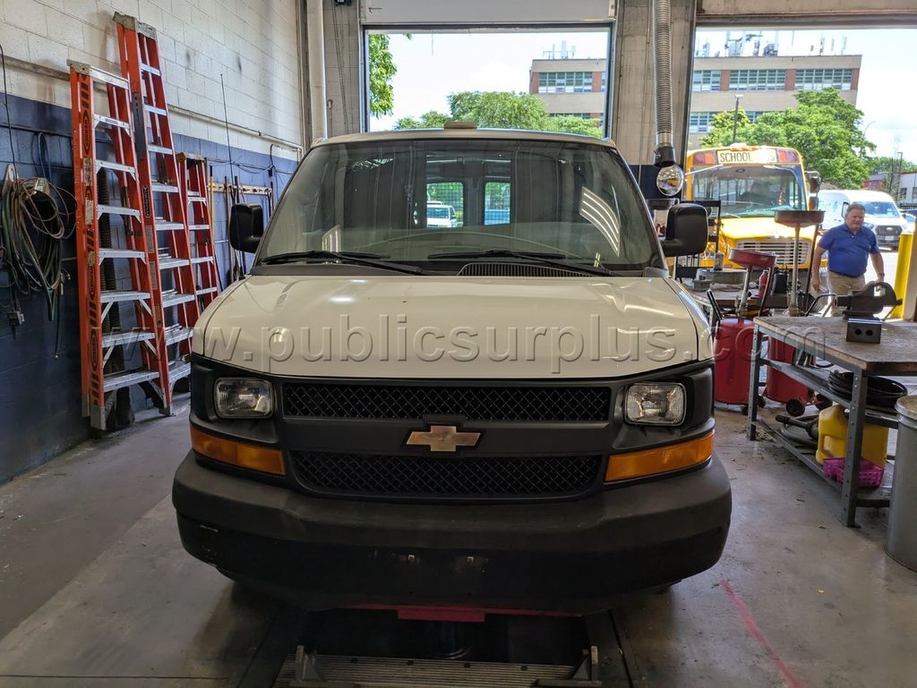 2010 Chevy G1500 Express AWD (FA1001) — photo 1