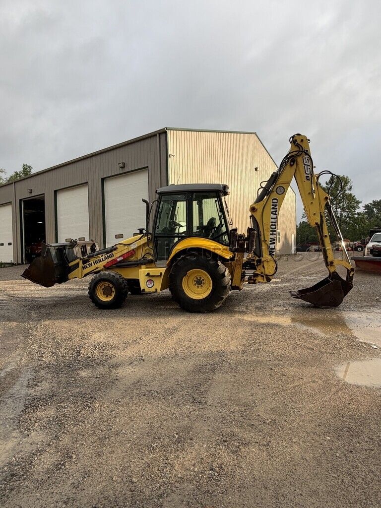 2008 New Holland B95B Backhoe — photo 1