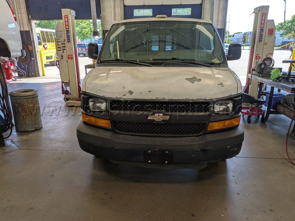2010 Chevy G1500 Express AWD (PA704) — photo 1