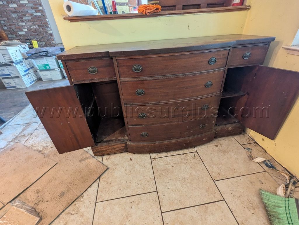 Dining Buffet with glass wear and China — photo 1