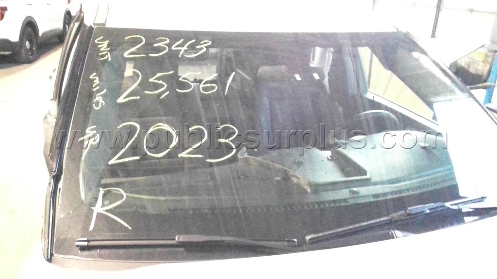 2023 White Ford Explorer — photo 1