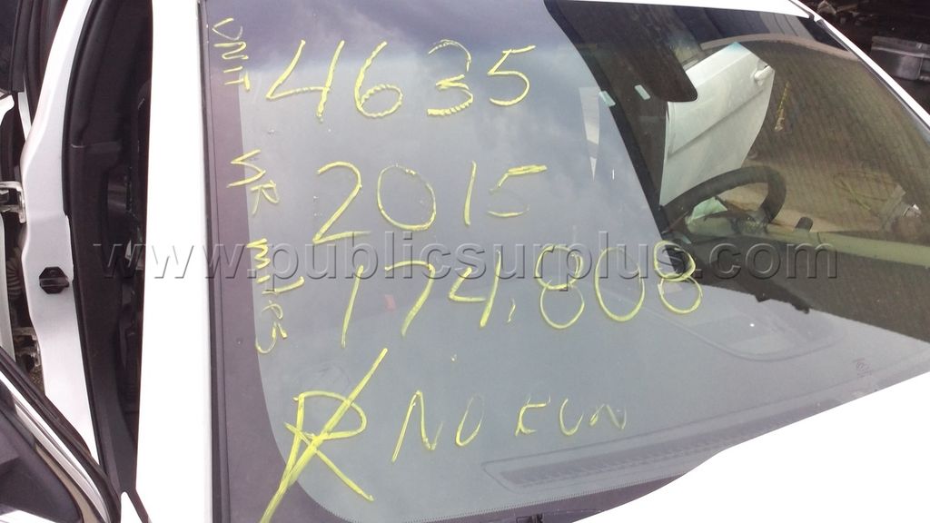 2015 White Ford Taurus — photo 1