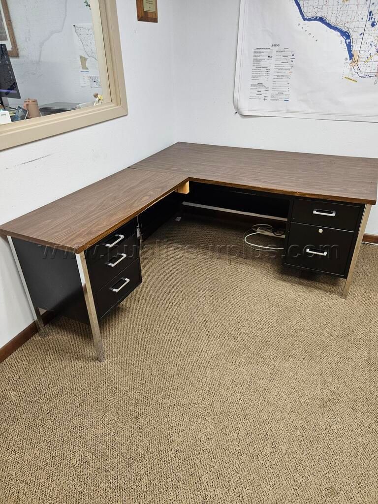 Desk — photo 1