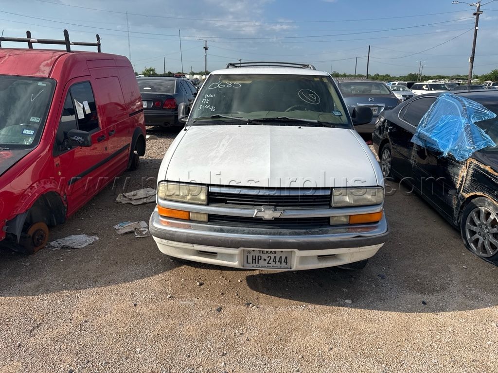 2026000685 1998 CHEVROLET blazer WHI 1GNCS13W2WK114390 - photo 1