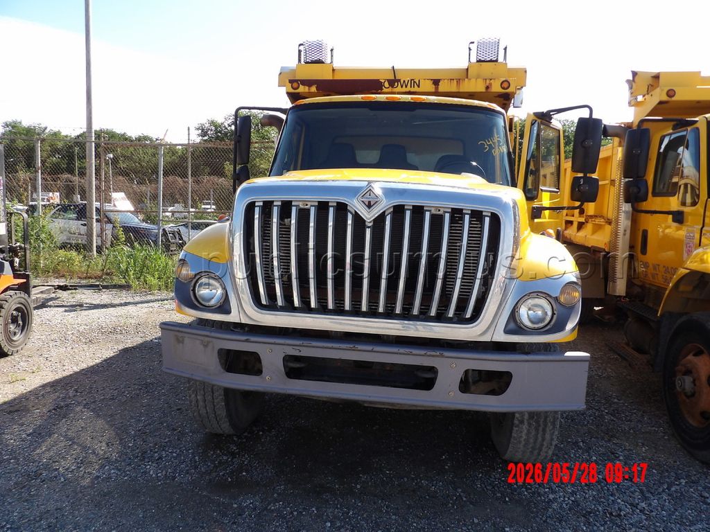 2009 International 7400 — photo 1