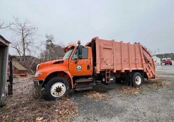 2008 International 4400 Rubbish Truck — photo 1
