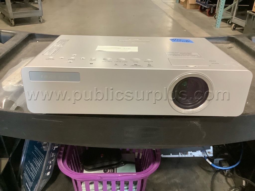 7952 - Panasonic Projector w/Remote — photo 1