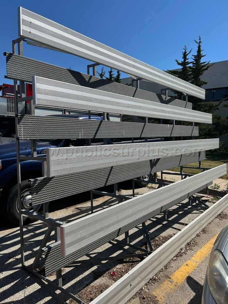 Bleachers (B) — photo 1