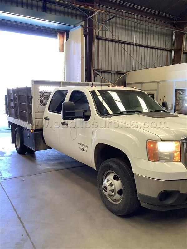 2014 GMC Stake Bed Truck — photo 1