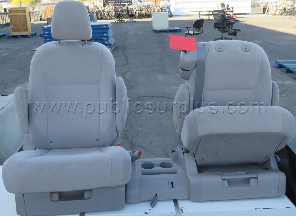Toyota Sienna 2nd Row Seats  **Unknown Condition** — photo 1
