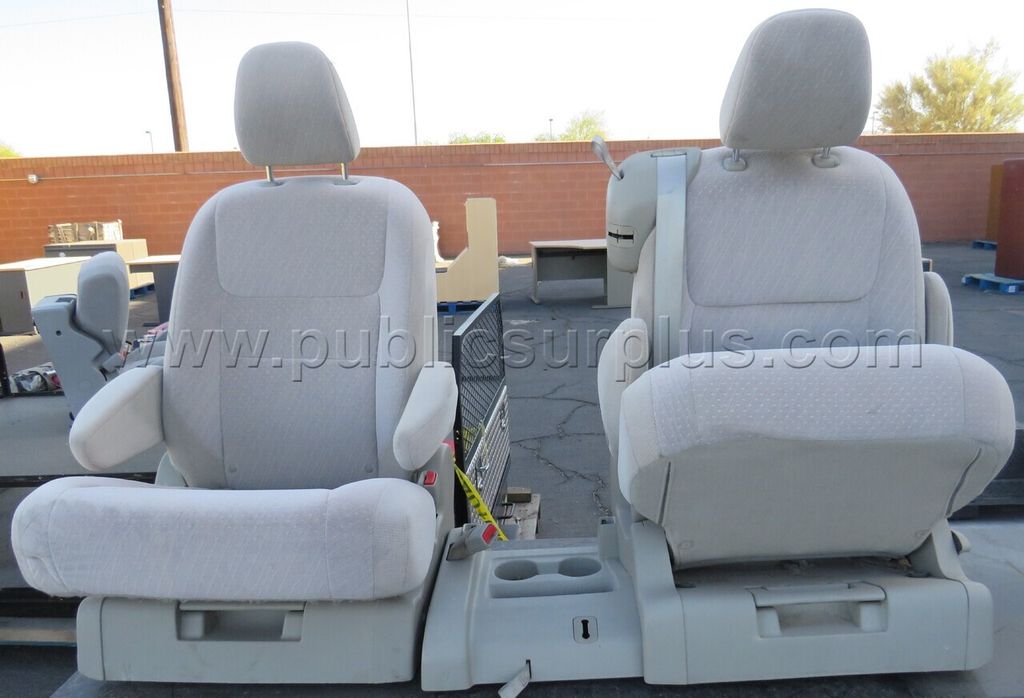 Toyota Sienna 2nd Row Seats  **Unknown Condition** — photo 1