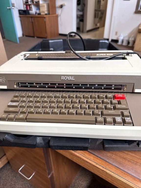 Royal Alpha 2001 Typewriter — photo 1
