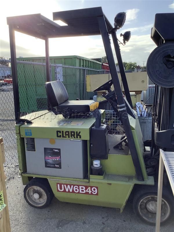 Electric Forklift - photo 1